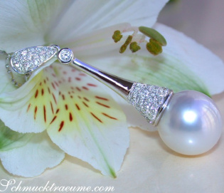 Extravagant Southsea Pearl Pendant with Diamonds in White gold