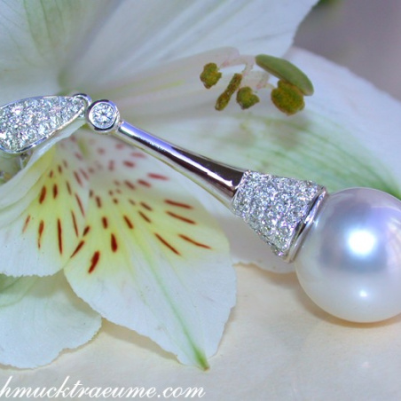 Extravagant Southsea Pearl Pendant with Diamonds in White gold