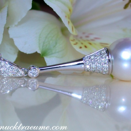 Extravagant Southsea Pearl Pendant with Diamonds in White gold