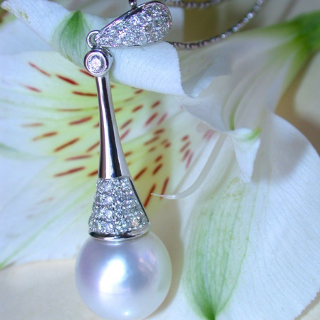 Extravagant Southsea Pearl Pendant with Diamonds in White gold