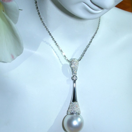Extravagant Southsea Pearl Pendant with Diamonds in White gold