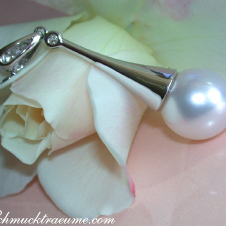 Extravagant Southsea Pearl Pendant with Diamonds in White gold