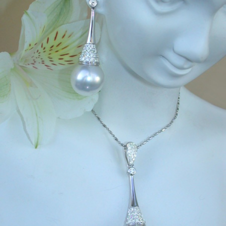 Extravagant Southsea Pearl Pendant with Diamonds in White gold