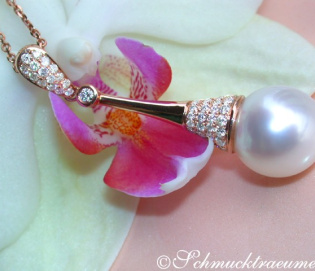 Extravagant Southsea Pearl Pendant with Diamonds in Rose gold