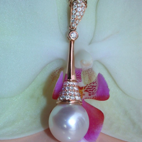 Extravagant Southsea Pearl Pendant with Diamonds in Rose gold
