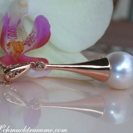 Extravagant Southsea Pearl Pendant with Diamonds in Rose gold
