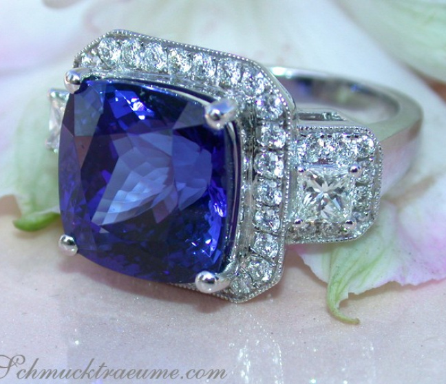 Terrific AAA Tanzanite Ring with Diamonds Terrific AAA Tanzanite Ring with Diamonds
