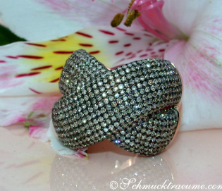 Stately Ring with Natural Brown Diamonds