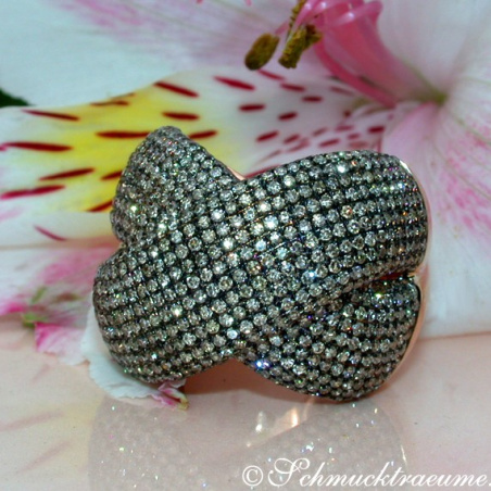 Stately Ring with Natural Brown Diamonds