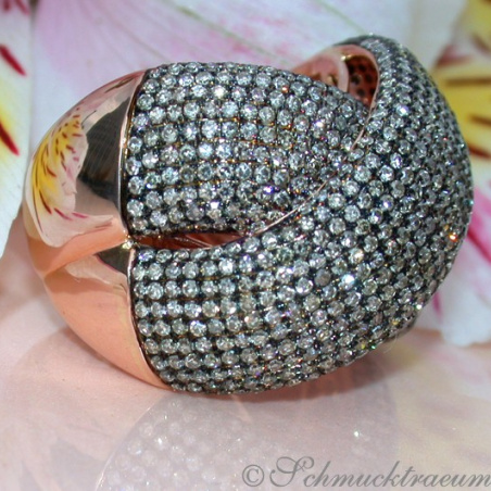 Stately Ring with Natural Brown Diamonds