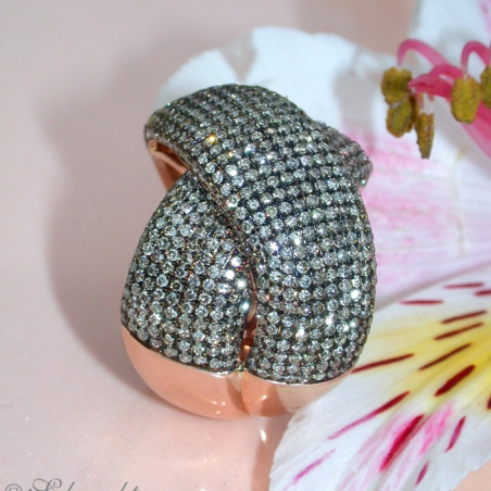 Stately Ring with Natural Brown Diamonds