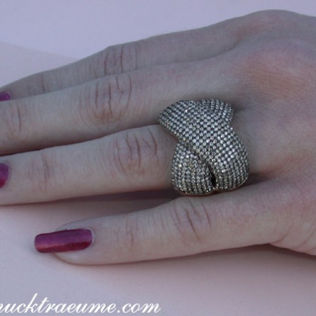 Stately Ring with Natural Brown Diamonds