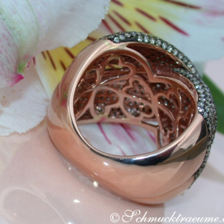 Stately Ring with Natural Brown Diamonds
