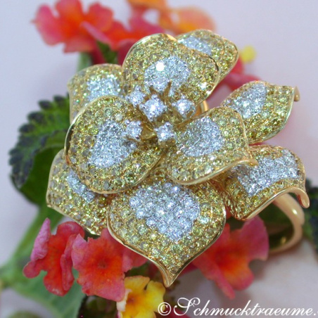 Stattlicher Brillanten Ring mit gelben Brillanten im Blumen Design