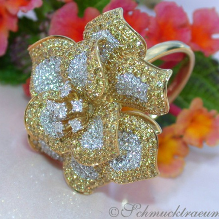 Stattlicher Brillanten Ring mit gelben Brillanten im Blumen Design