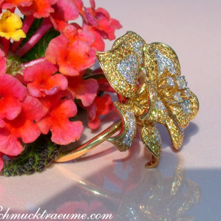 Stattlicher Brillanten Ring mit gelben Brillanten im Blumen Design