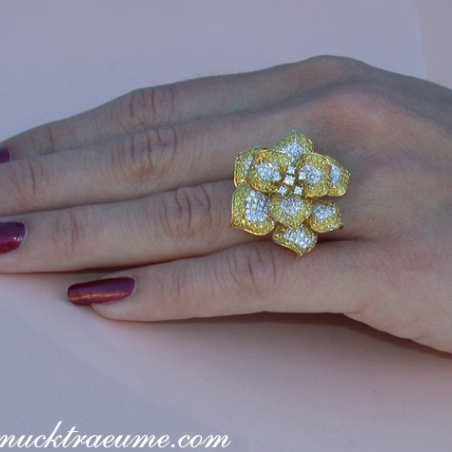 Stattlicher Brillanten Ring mit gelben Brillanten im Blumen Design