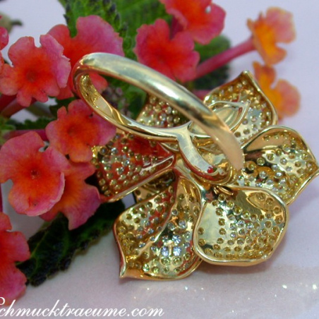 Stattlicher Brillanten Ring mit gelben Brillanten im Blumen Design