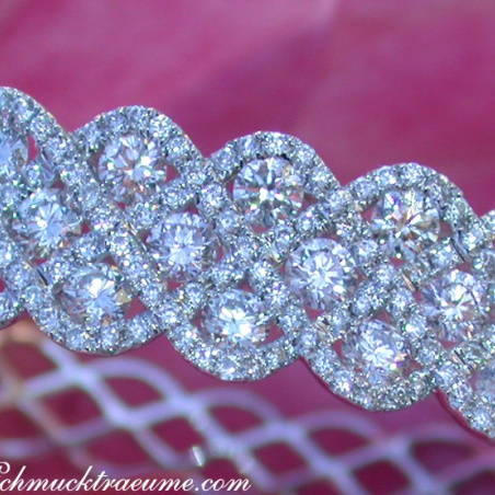 Exquisite Diamond Bangle (7,10 ct.)