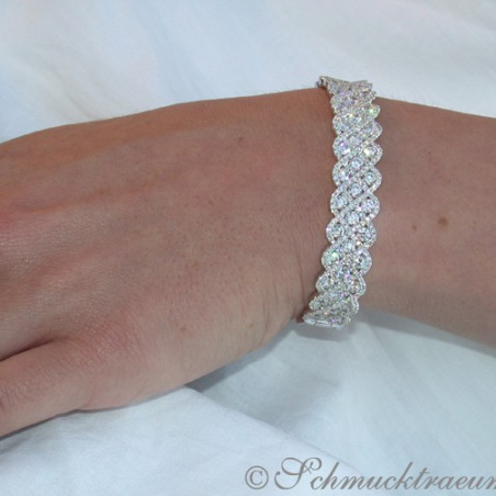 Exquisite Diamond Bangle (7,10 ct.)