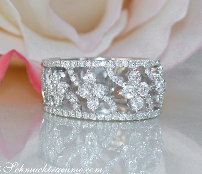 Feminine Blossom Style Diamond Ring Feminine Blossom Style Diamond Ring