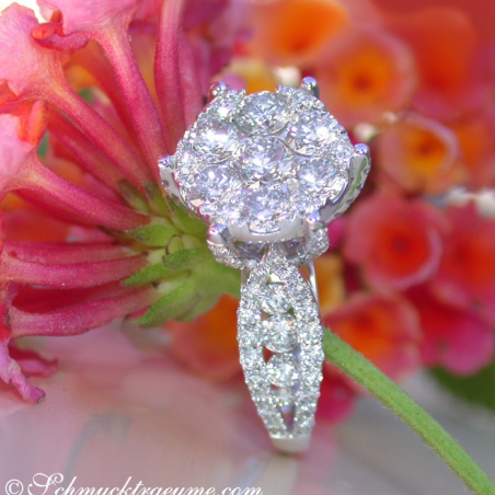 Precious "Solitaire Style" Diamond Ring