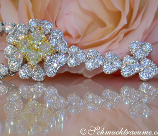 High-end Key Pendant with Yellow and White Diamonds