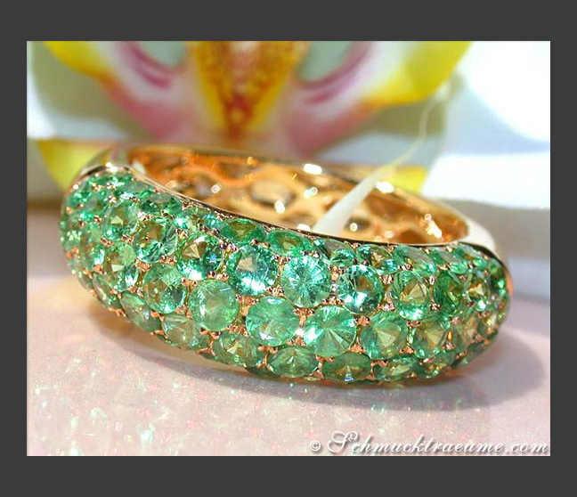 Precious Tsavorite Pavé Ring Precious Tsavorite Pavé Ring