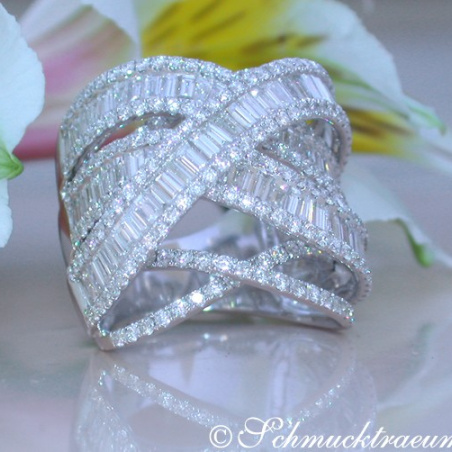 Überkreuzter Brillanten Ring mit Baguette Diamanten