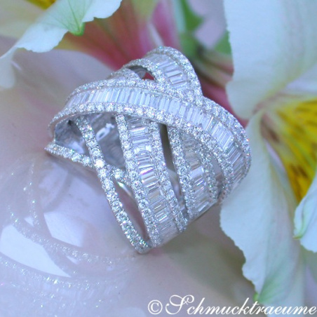 Überkreuzter Brillanten Ring mit Baguette Diamanten