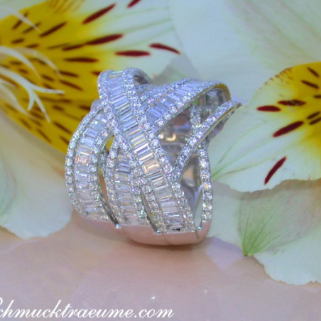 Überkreuzter Brillanten Ring mit Baguette Diamanten