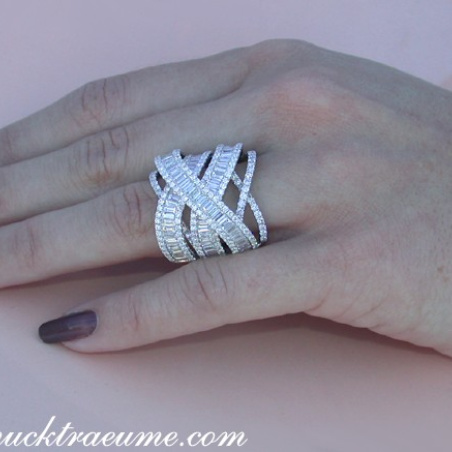 Überkreuzter Brillanten Ring mit Baguette Diamanten