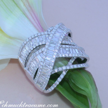 Überkreuzter Brillanten Ring mit Baguette Diamanten