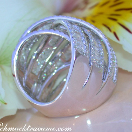 Überkreuzter Brillanten Ring mit Baguette Diamanten
