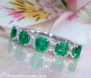 Exquisite Diamond Band with Columbian Emeralds