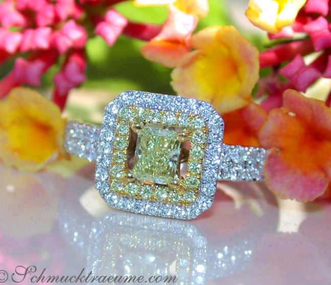 Terrific Yellow & White Diamond Ring Terrific Yellow & White Diamond Ring