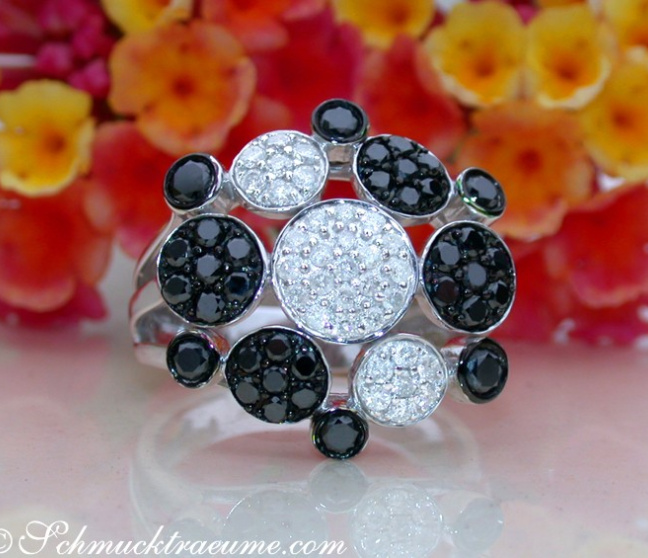 Unusual Black & White Diamond Ring Unusual Black & White Diamond Ring