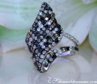 Extravagant Ring with black, white & natural brown Diamonds