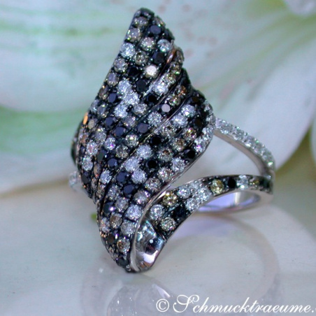 Extravagant Ring with black, white & natural brown Diamonds