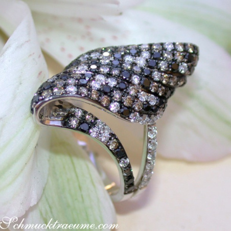 Extravagant Ring with black, white & natural brown Diamonds