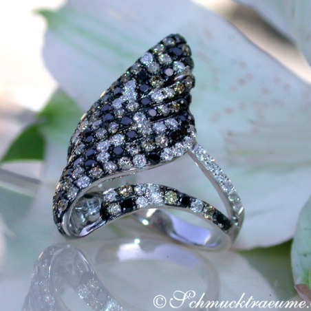 Extravagant Ring with black, white & natural brown Diamonds