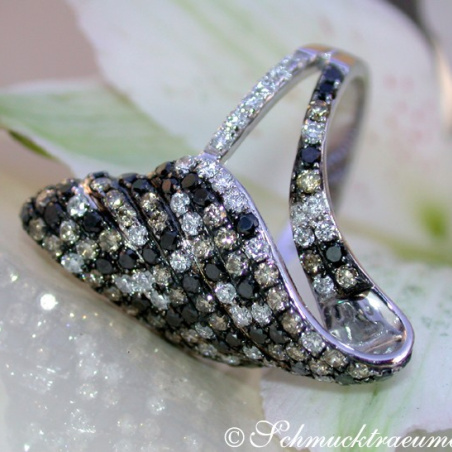 Extravagant Ring with black, white & natural brown Diamonds