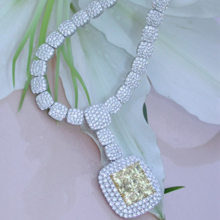 Luxus: Brillanten Collier mit gelben Diamanten