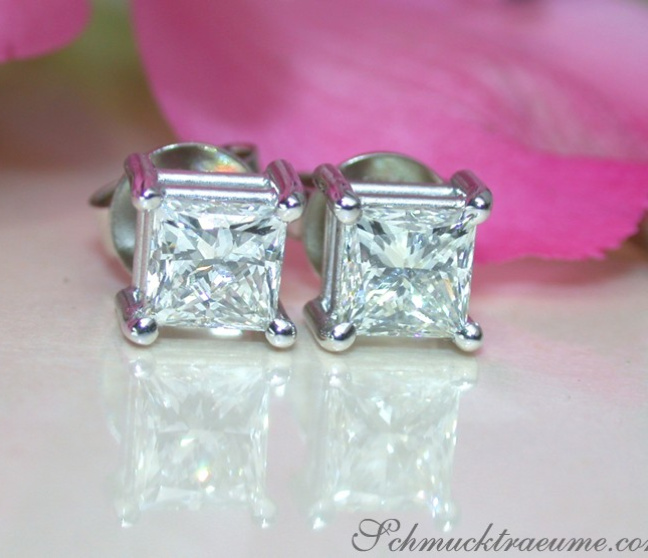 Timeless Princess Diamond Solitaire Studs (1,50 ct.) Timeless Princess Diamond Solitaire Studs (1,50 ct.)