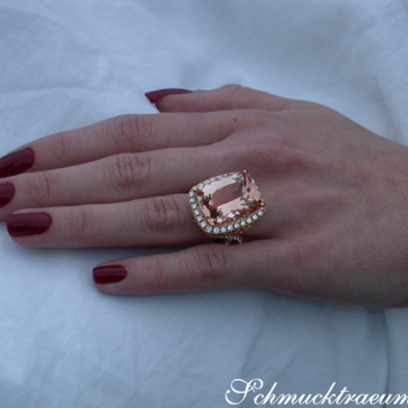 Opulent Morganite Ring with Diamonds