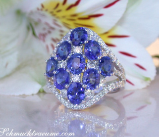 Stately Ceylon Sapphire Ring with Diamonds