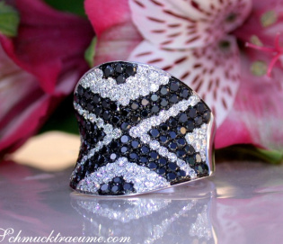 Stately Black & White Diamond Ring (Zig-Zag Style)