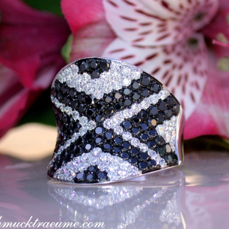 Stately Black & White Diamond Ring (Zig-Zag Style)