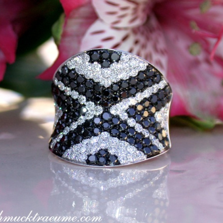 Stately Black & White Diamond Ring (Zig-Zag Style)