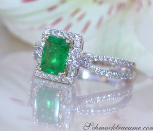 Precious Emerald Ring with Diamonds